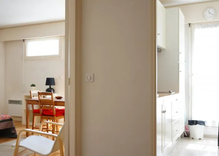 Close To Eiffel Tower And Metro Apartment