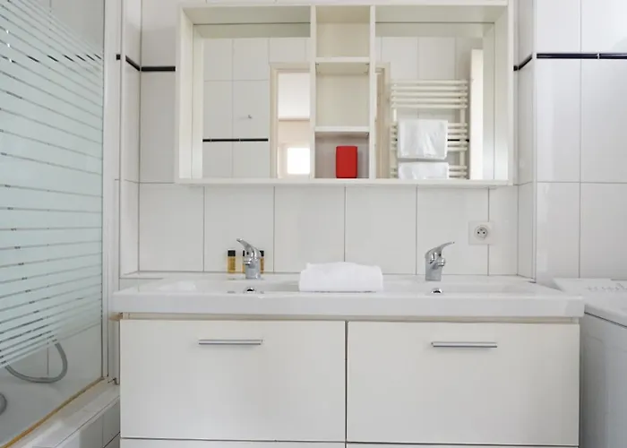 Close To Eiffel Tower And Metro *